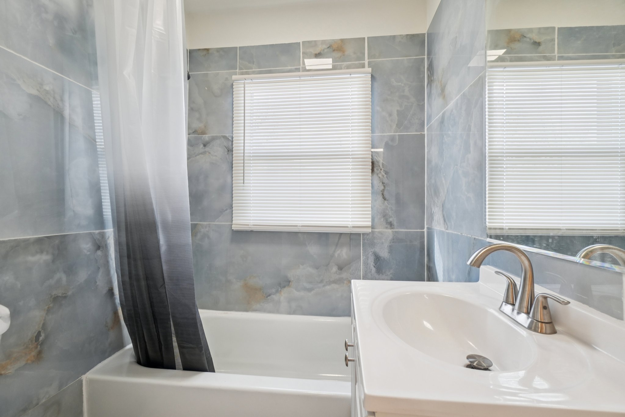 Globe St-S0502-013.jpg