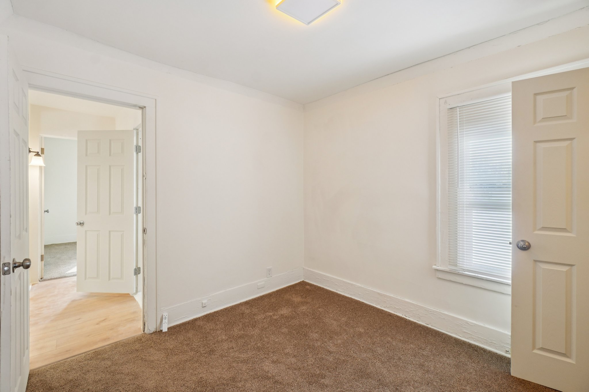 Globe St-S0502-016.jpg