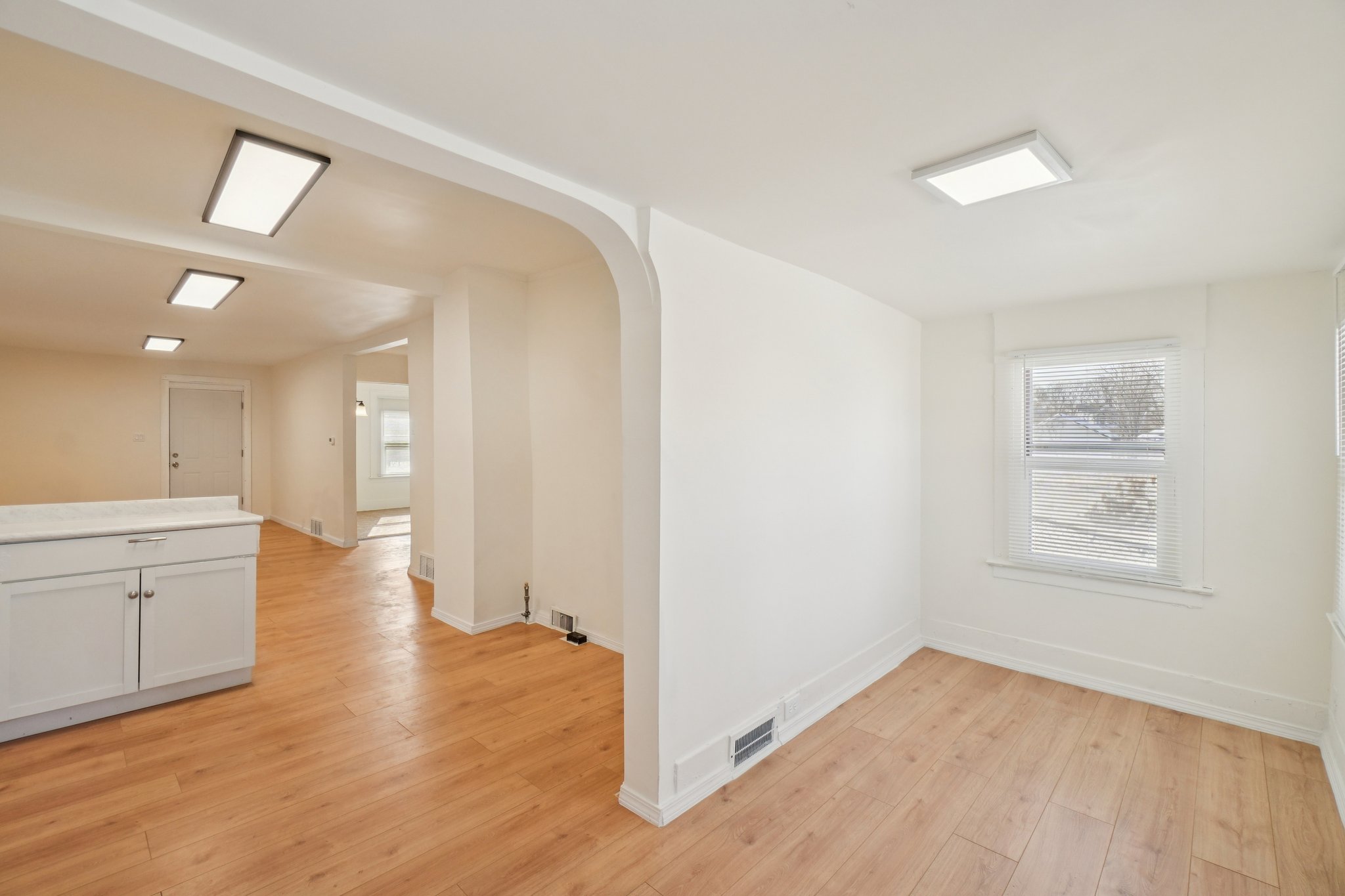 Globe St-S0502-017.jpg