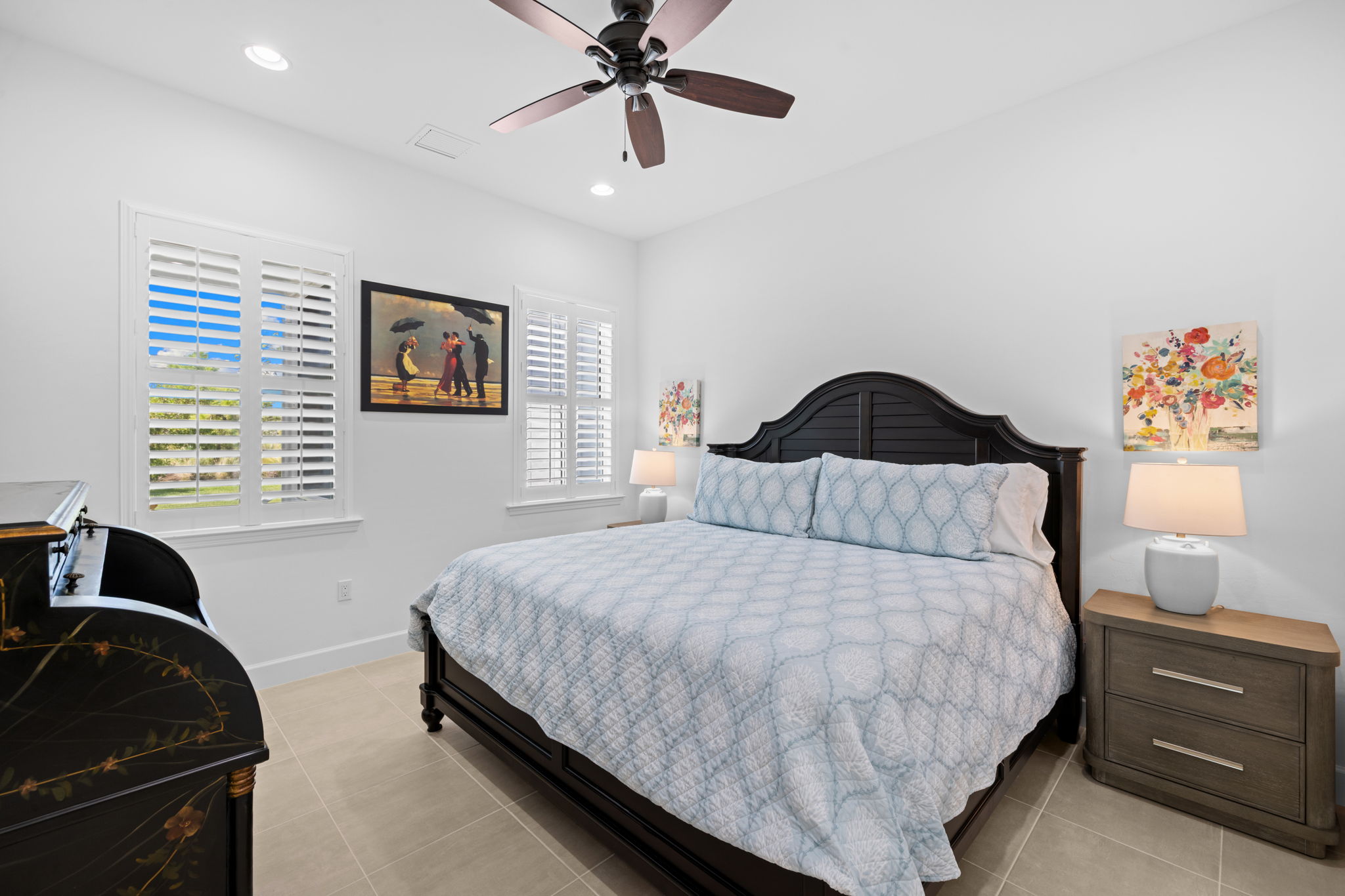 Master w King bed & large night tables.