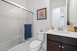 Glass tub / shower combo in guest bath