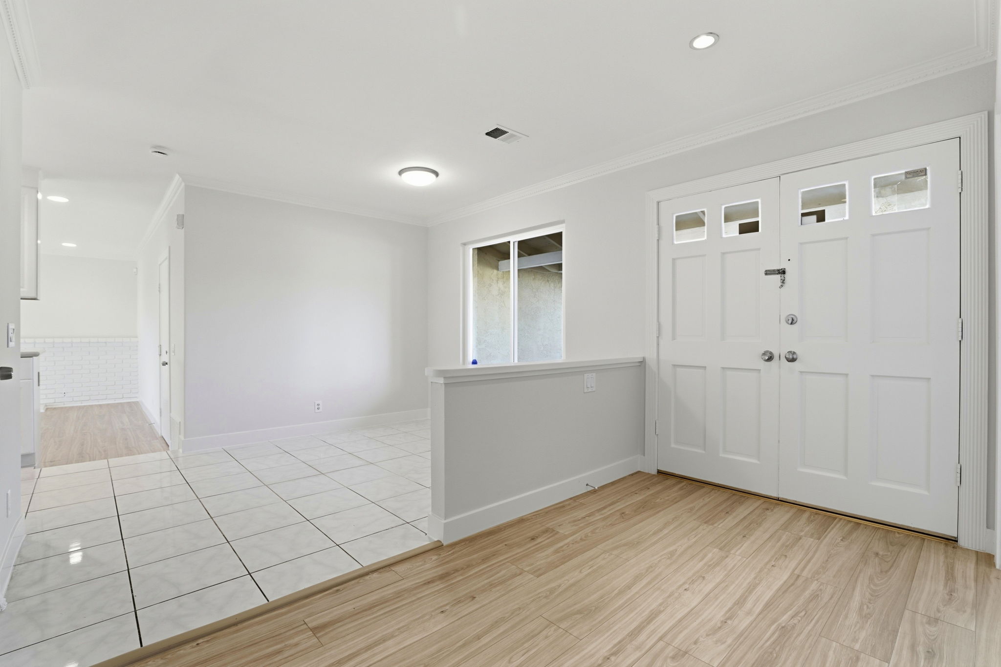 Formal Entry with Gorgeous Layered Crown Molding!!