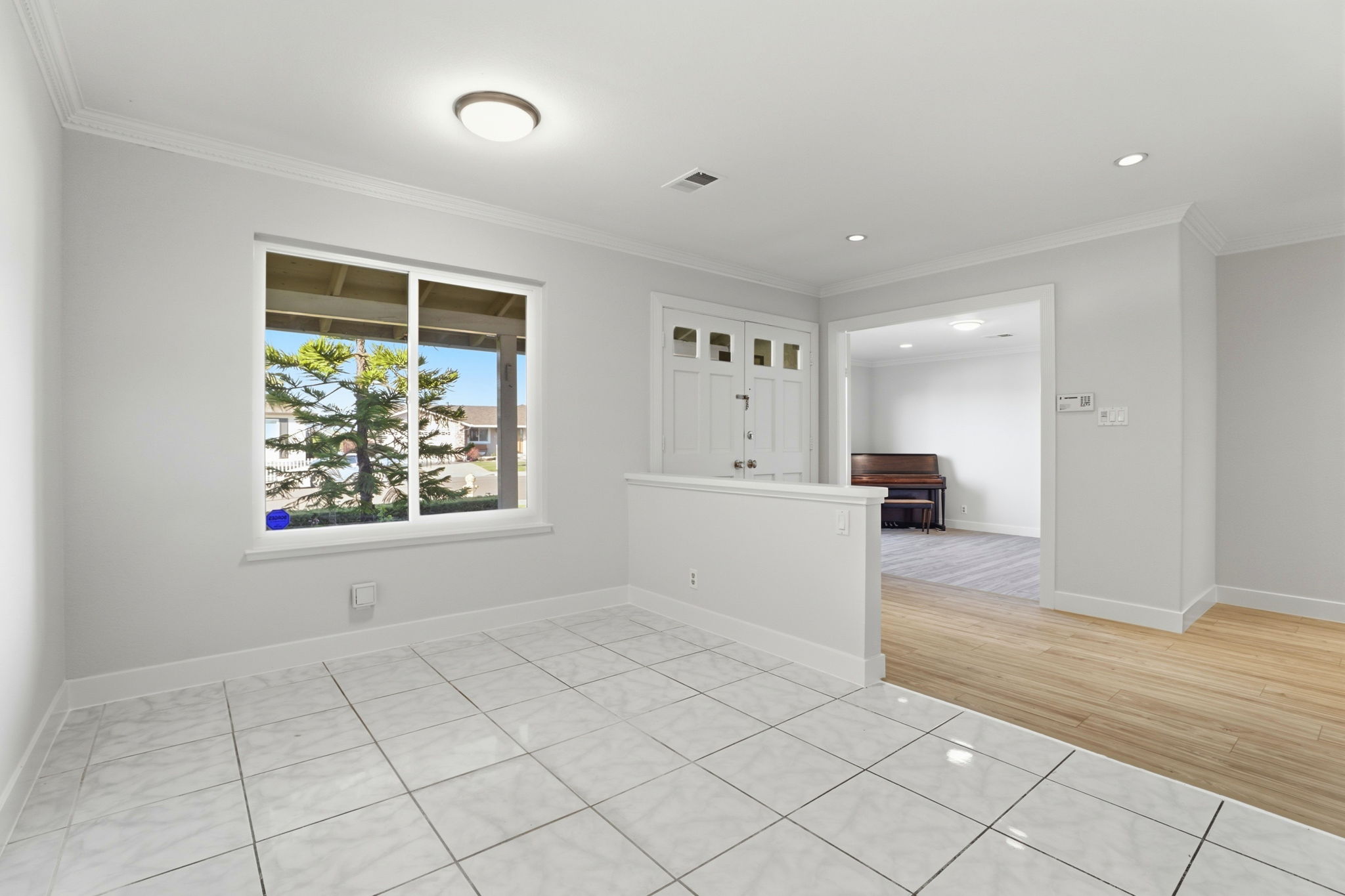 Welcoming Formal Entry & Dining Room for Entertaining!!