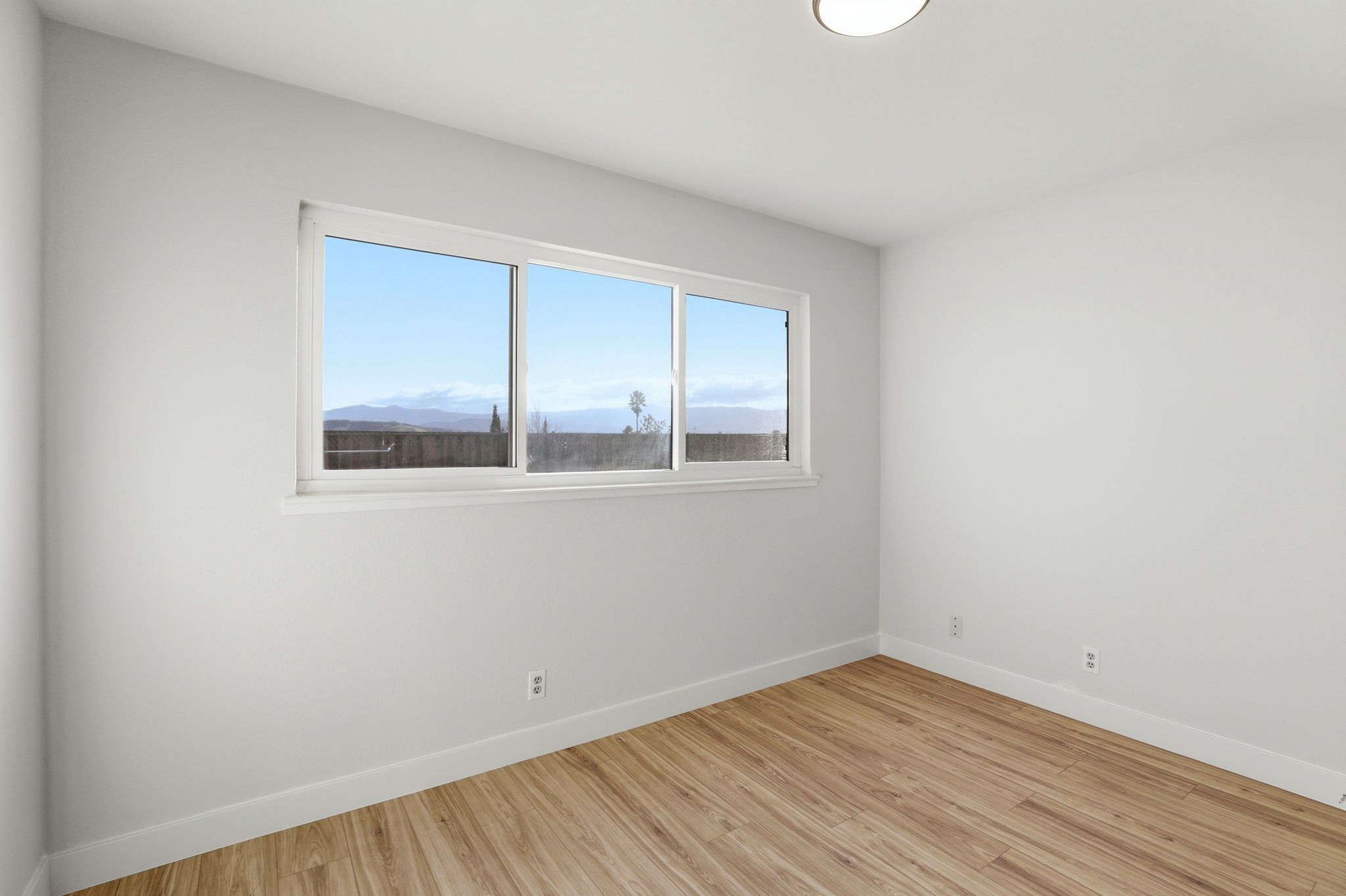 View Gorgeous Hillside From Your Bedroom!!