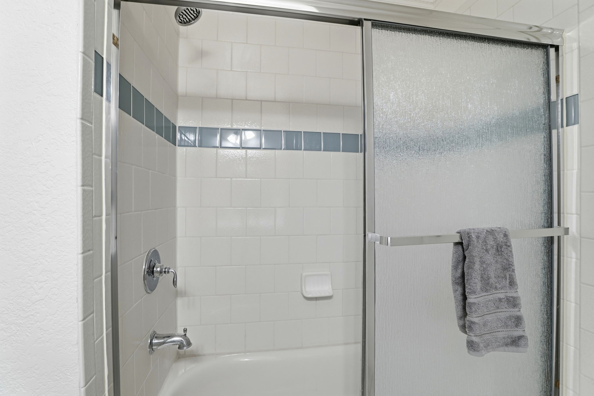 Tiled Shower with Bathtub!!