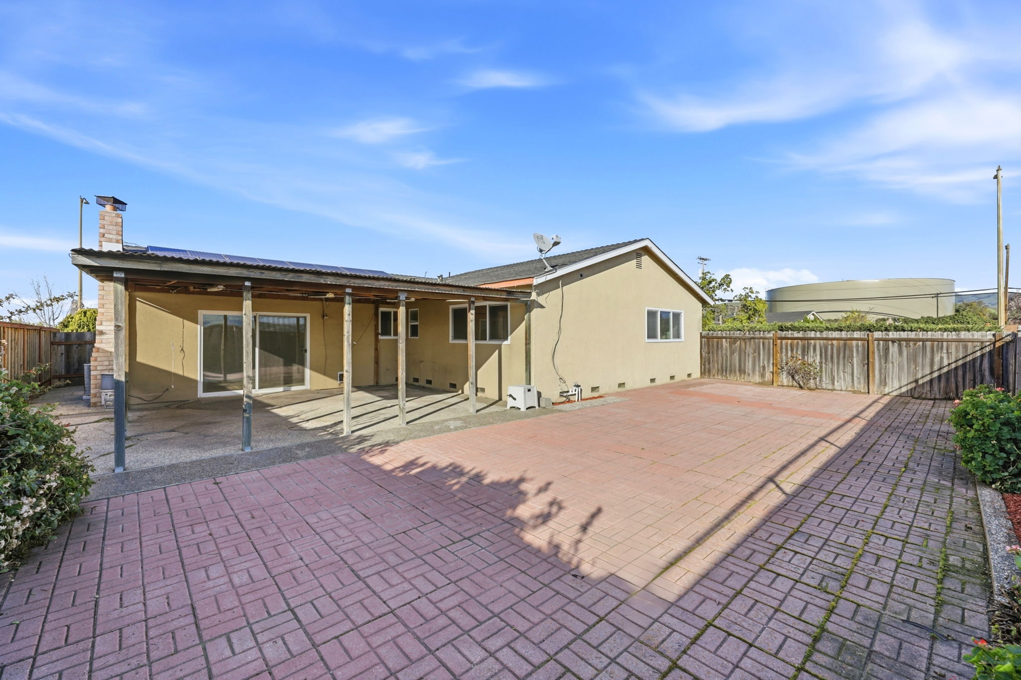 Large Outdoor Space on 6800 Sq Ft Lot!!