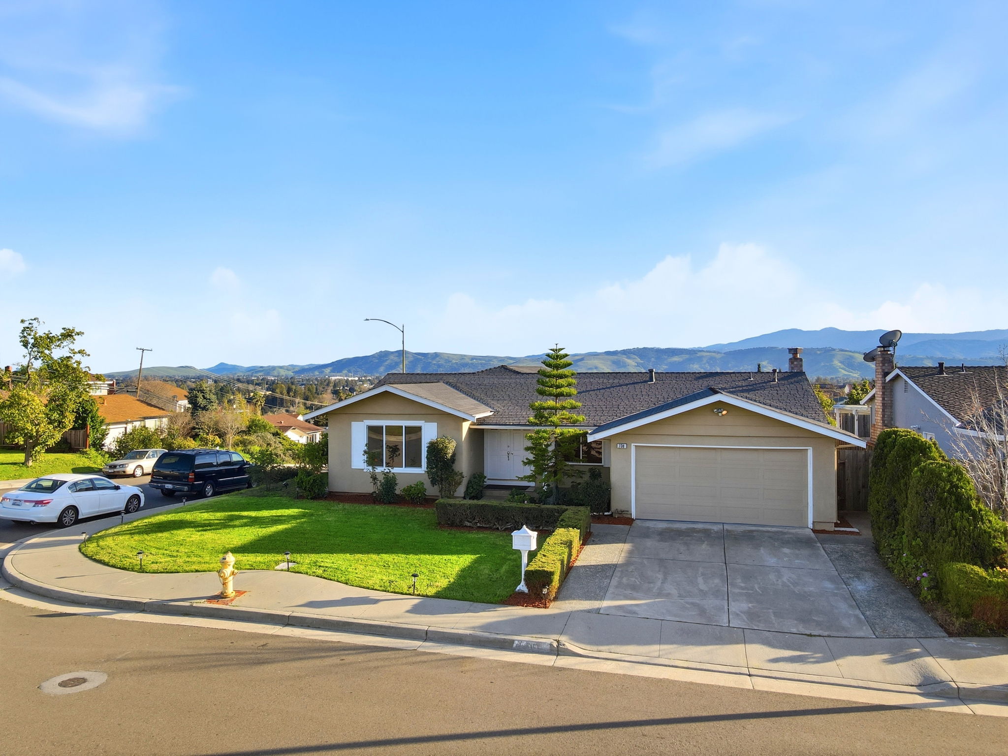 Beautiful Mountain Views from Your Yard!!