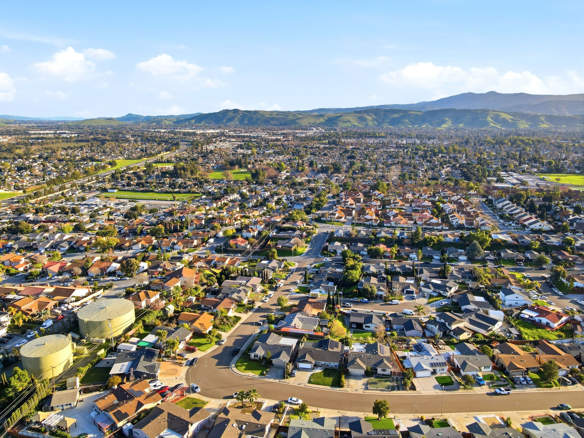 Close to Coyote, Danna Rock & Hellyer Parks!!