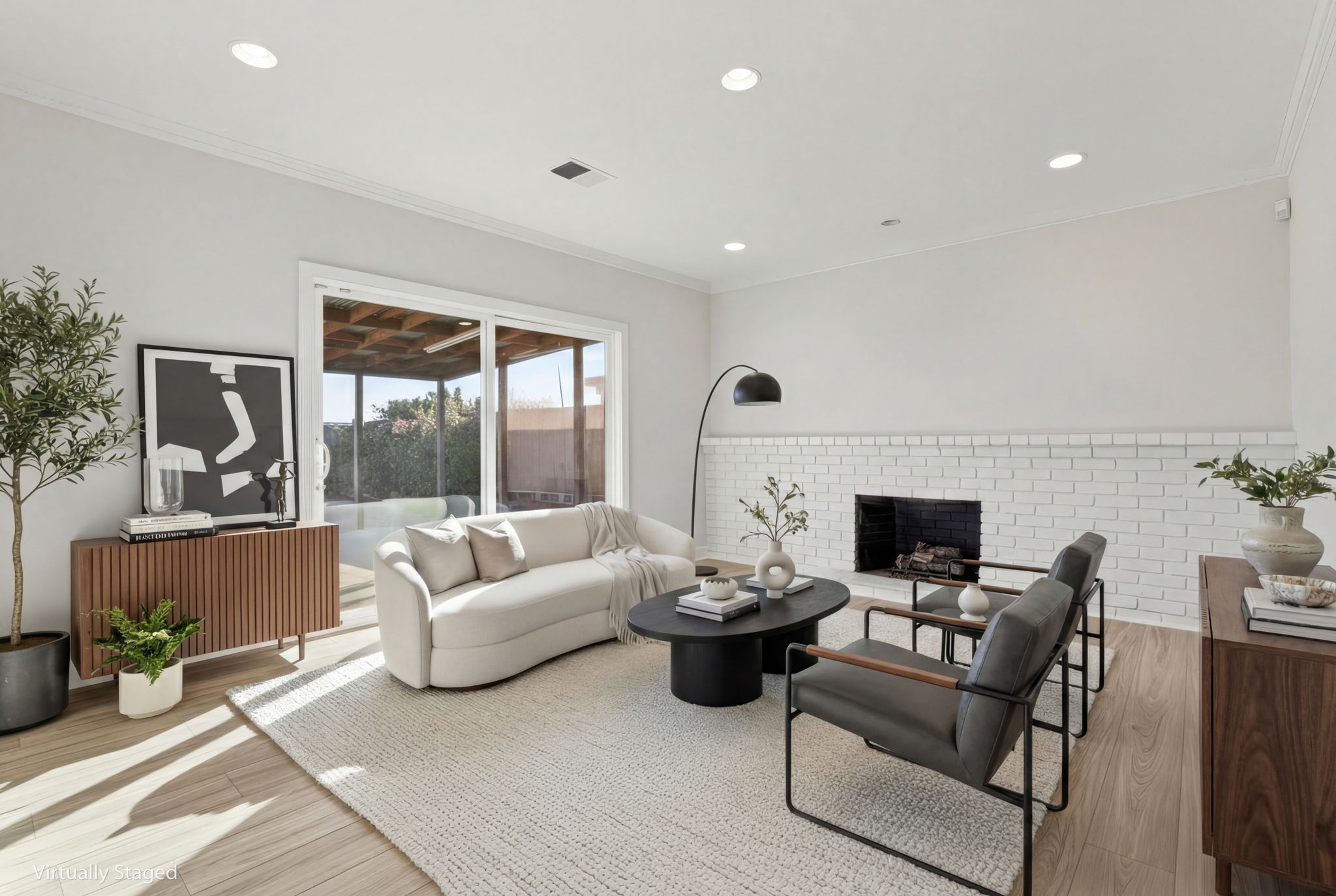 Beautiful Layered Crown Molding in Family Room!! (Virtually Staged)