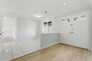 Formal Entry with Gorgeous Layered Crown Molding!!