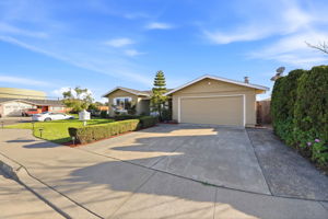 2 Car Garage & 2 Car Driveway Space!!