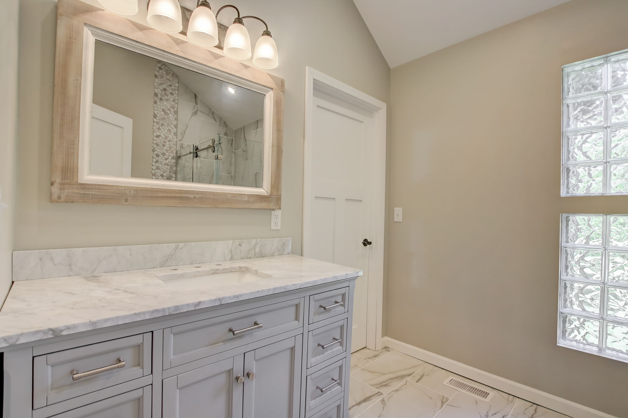 W Fleming Dr-016