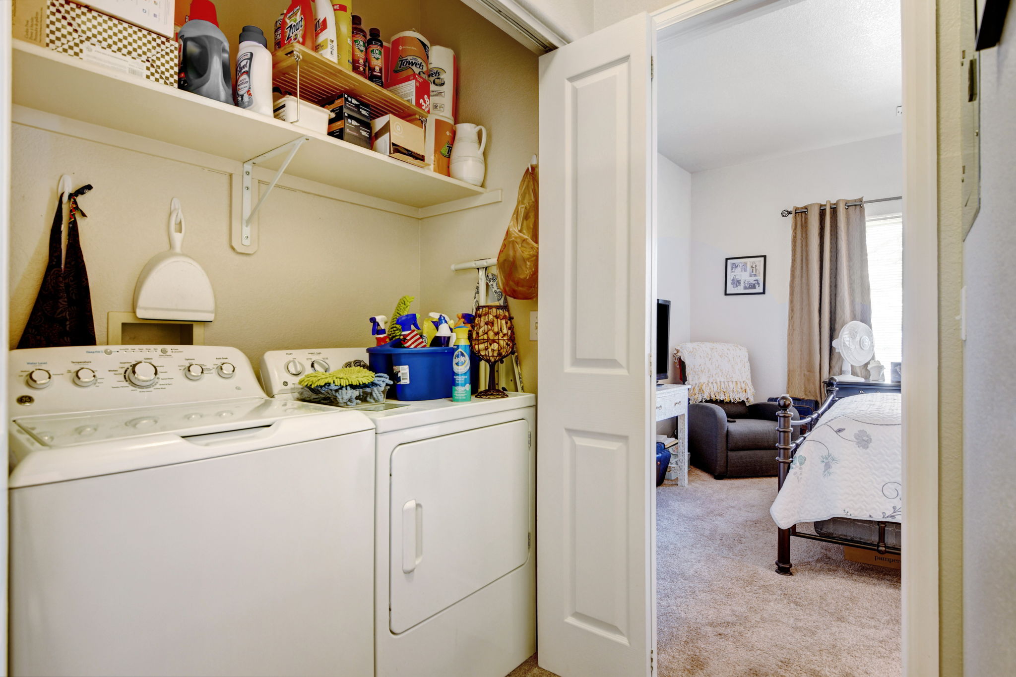 Mountain Gate! Ken Caryl Ranch! Prime 2 Bedroom! 2 Bath Updated