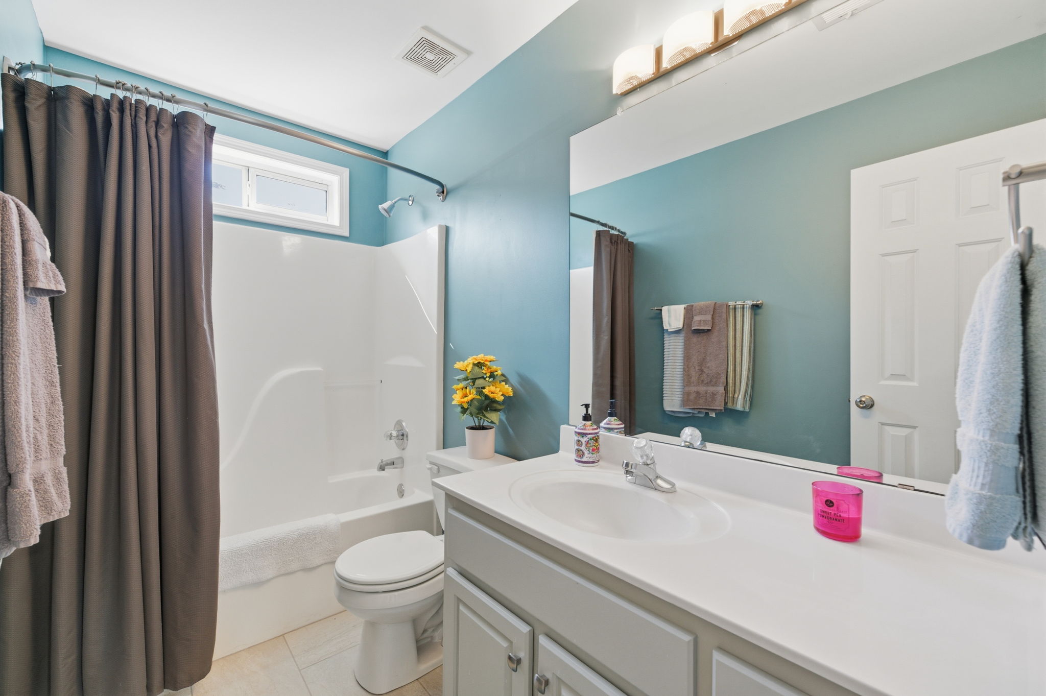 Upstairs Full Bathroom