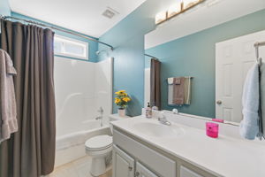 Upstairs Full Bathroom