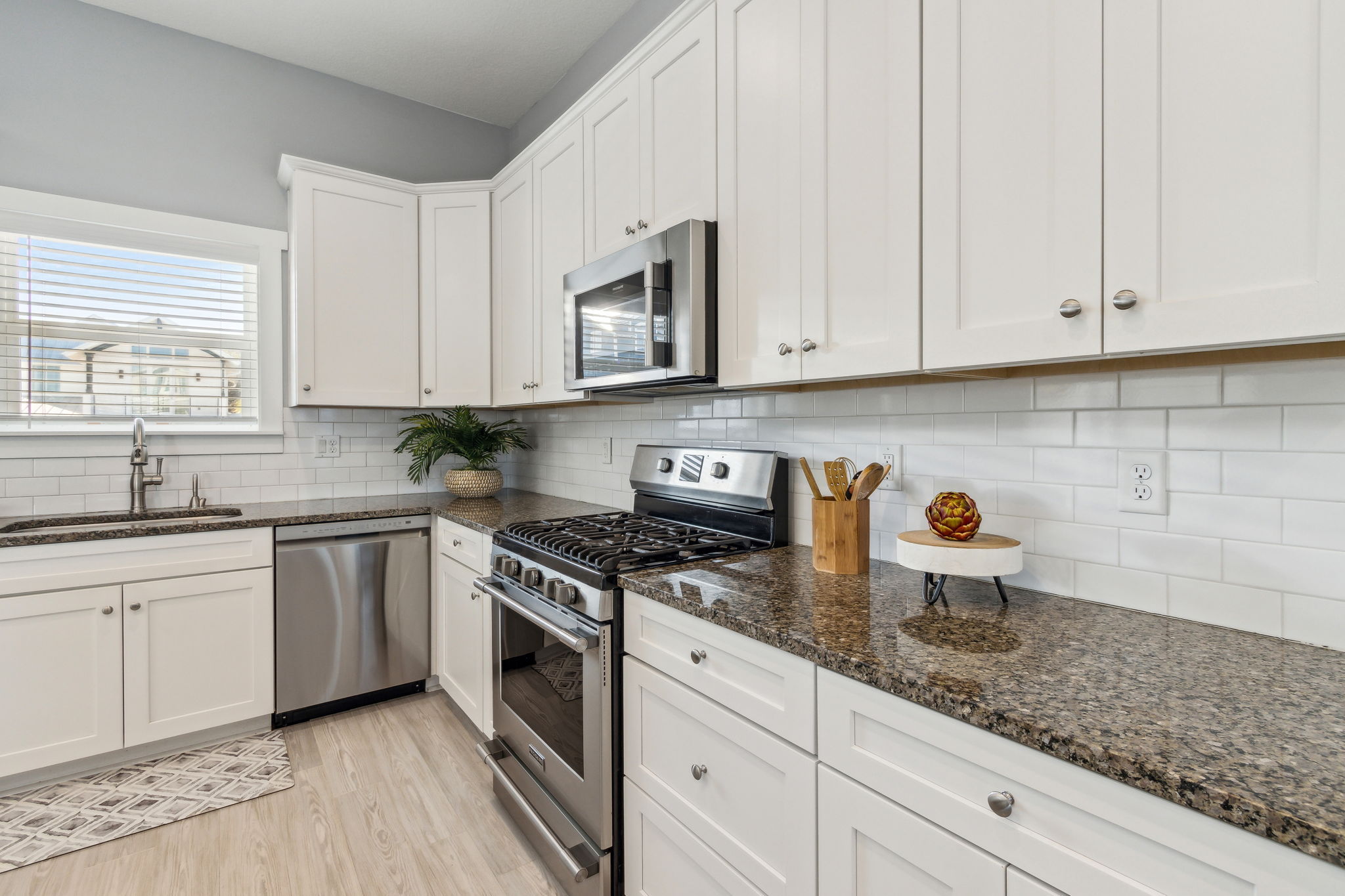 ... lots of premium granite counter space and cabinet storage ...