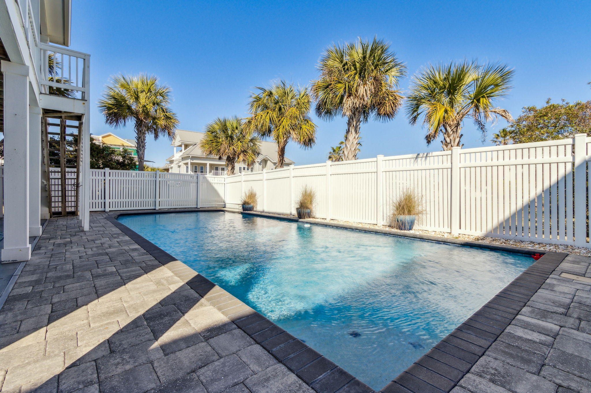 A statement-making saltwater pool ...