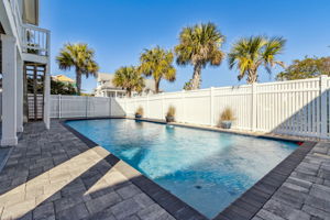 A statement-making saltwater pool ...