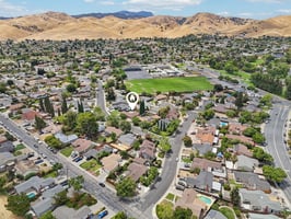 Santa Ana Dr-S2307-040.jpg