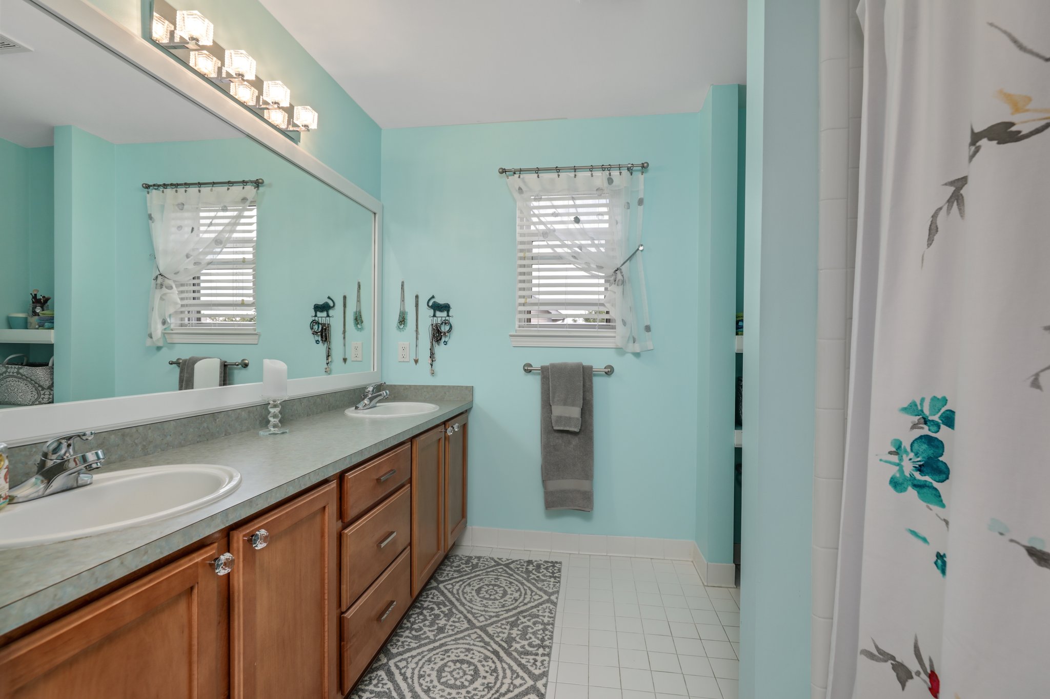 2nd floor full bathroom