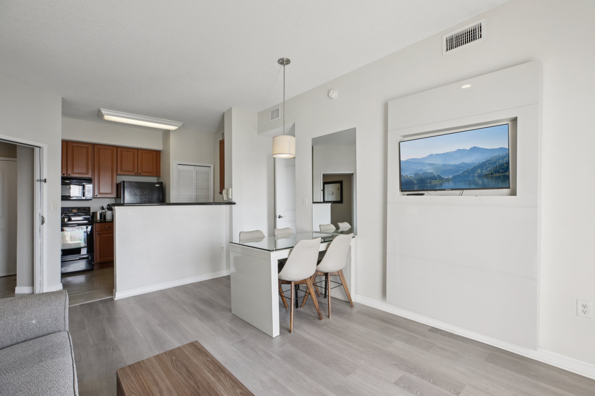 Universal Blvd 905-S2411-008.jpg