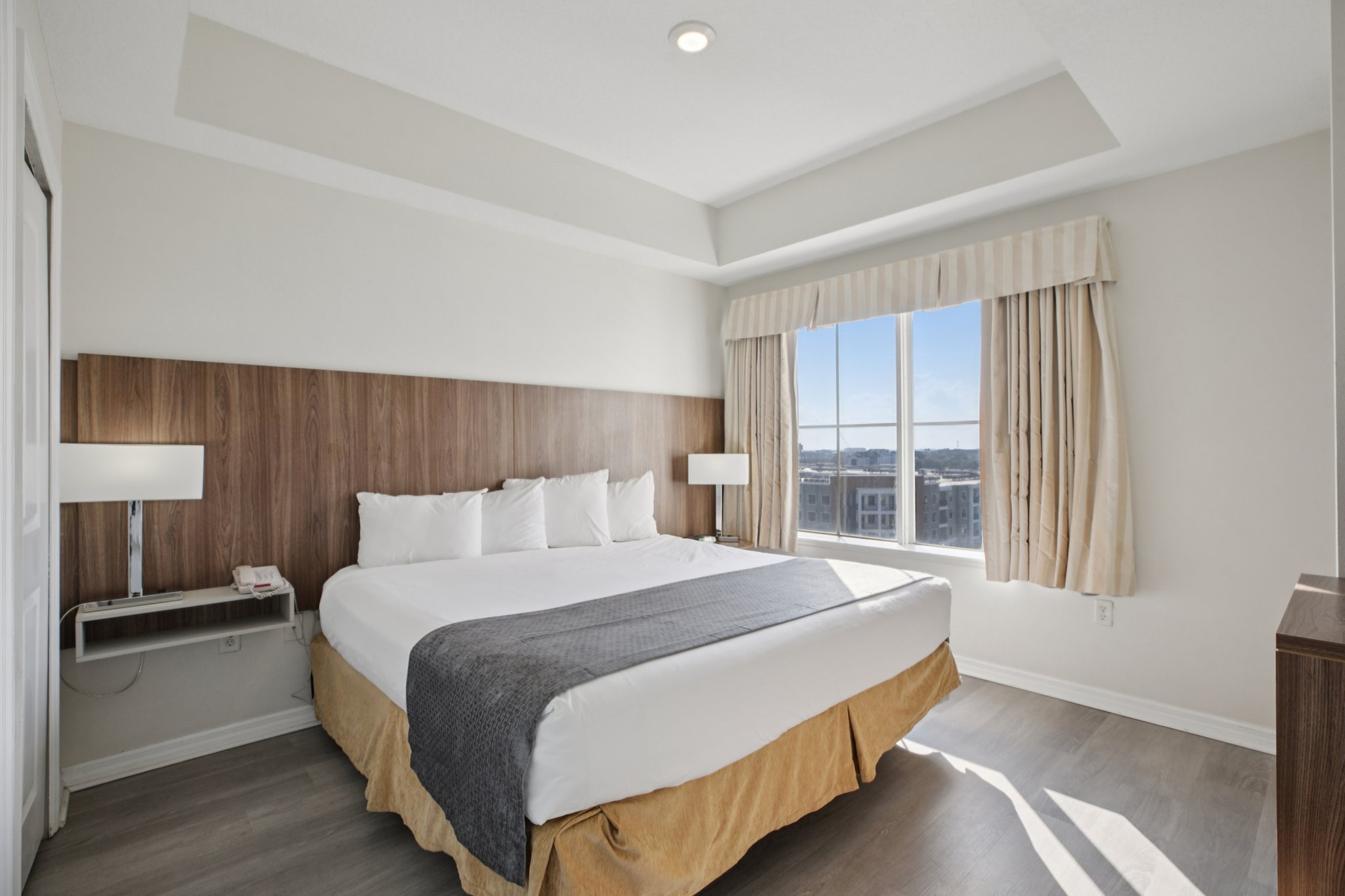 Universal Blvd 905-S2411-015.jpg