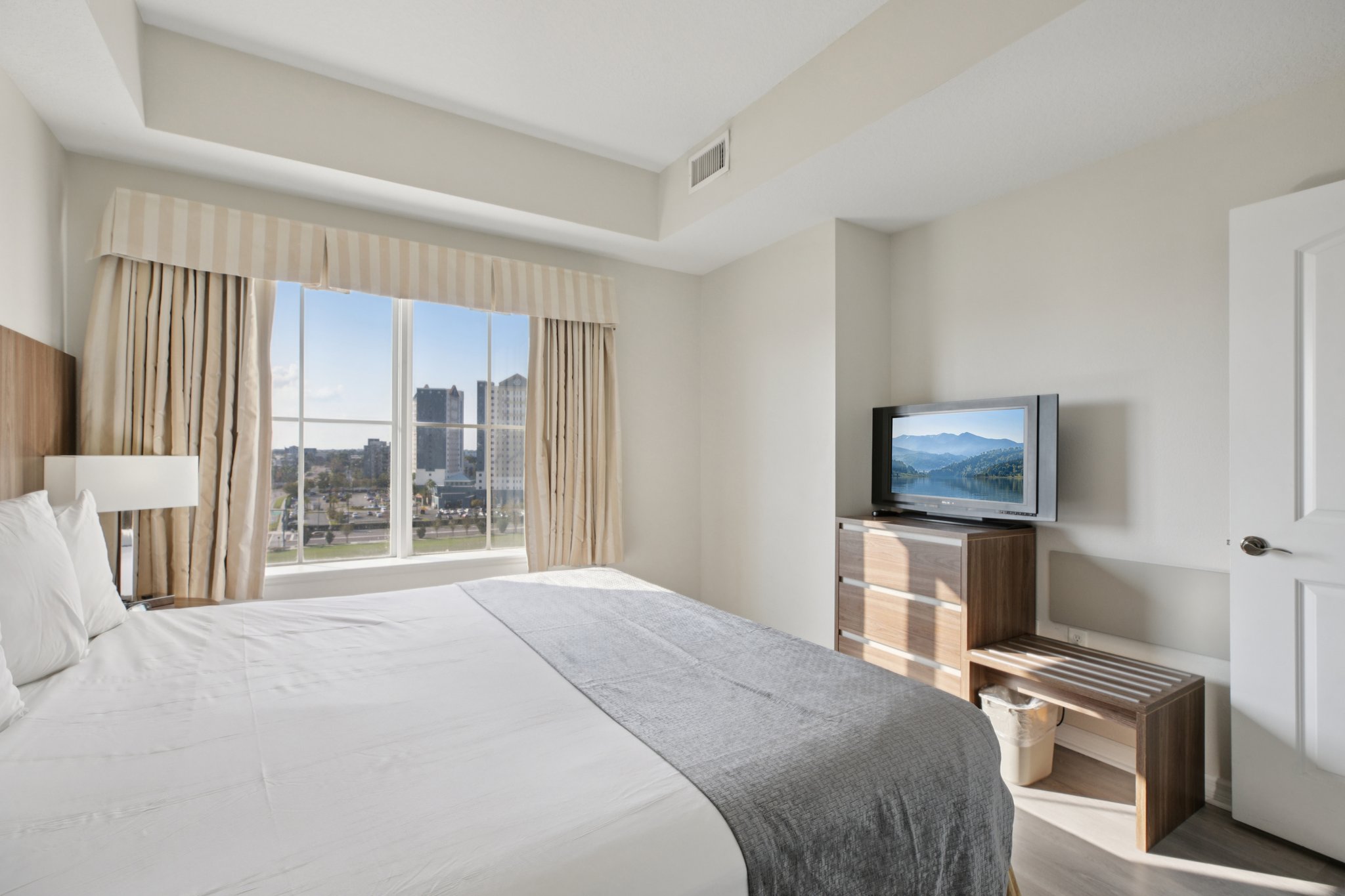 Universal Blvd 905-S2411-016.jpg