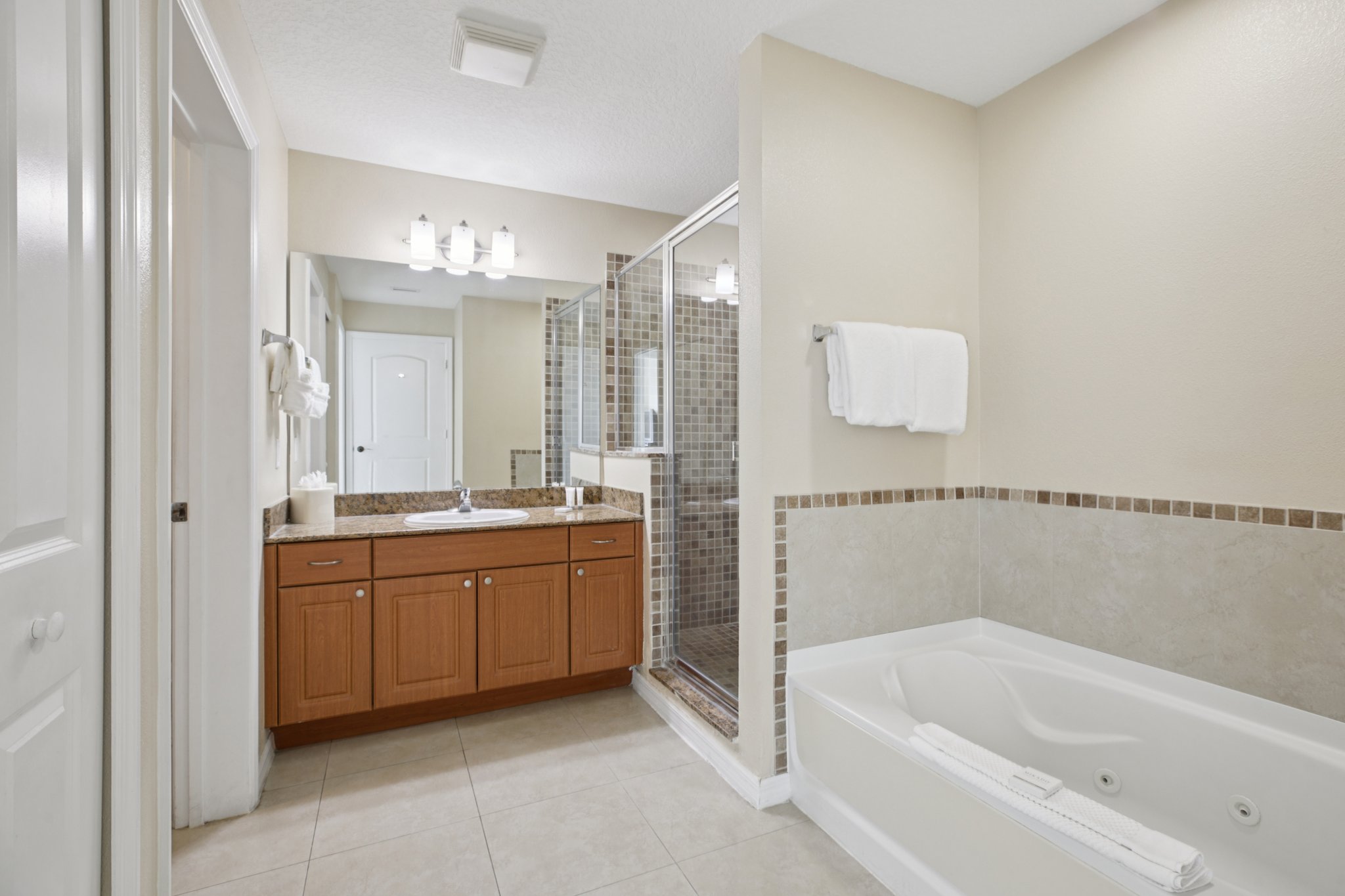 Universal Blvd 905-S2411-017.jpg