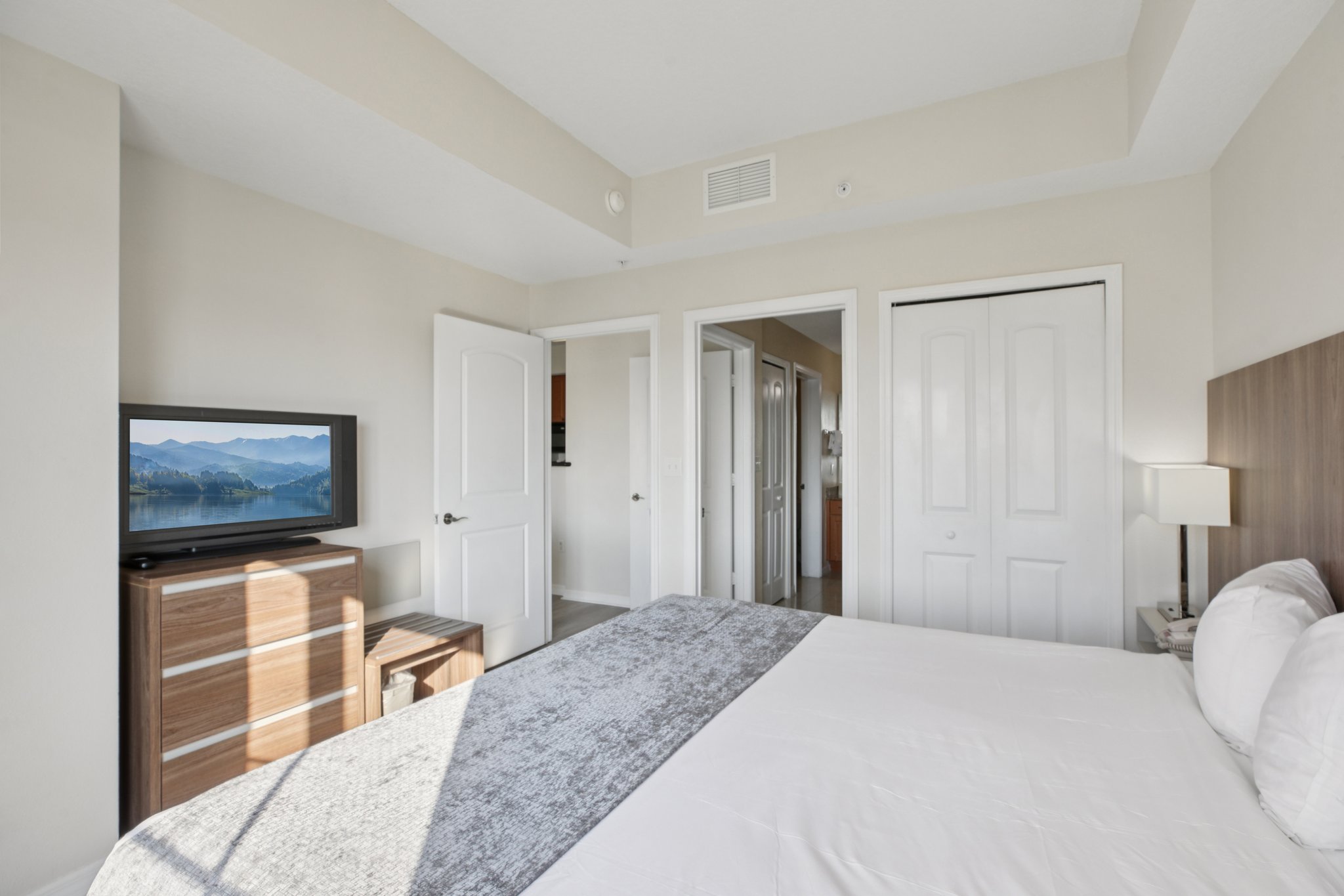 Universal Blvd 905-S2411-021.jpg