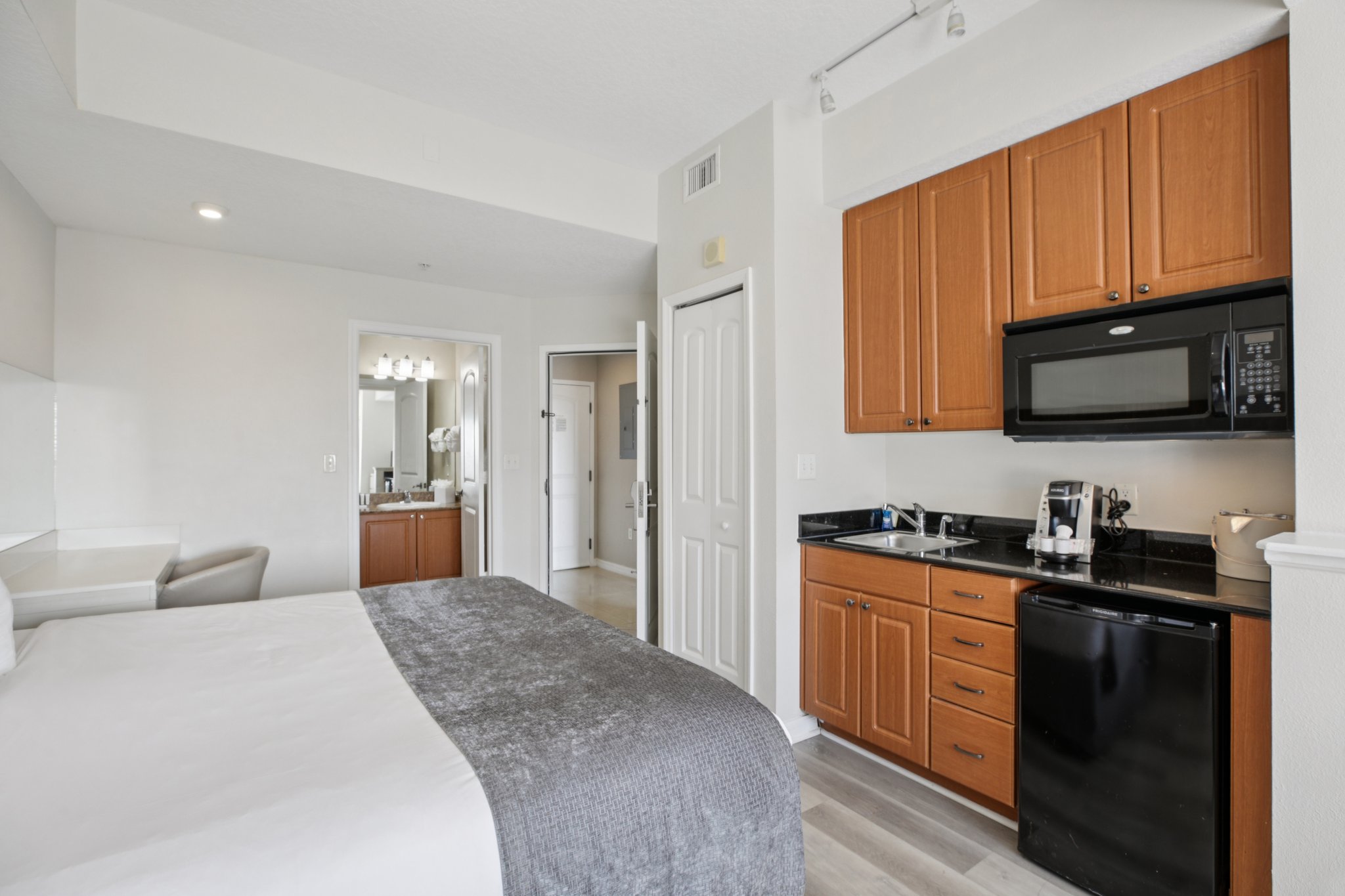 Universal Blvd 905-S2411-023.jpg