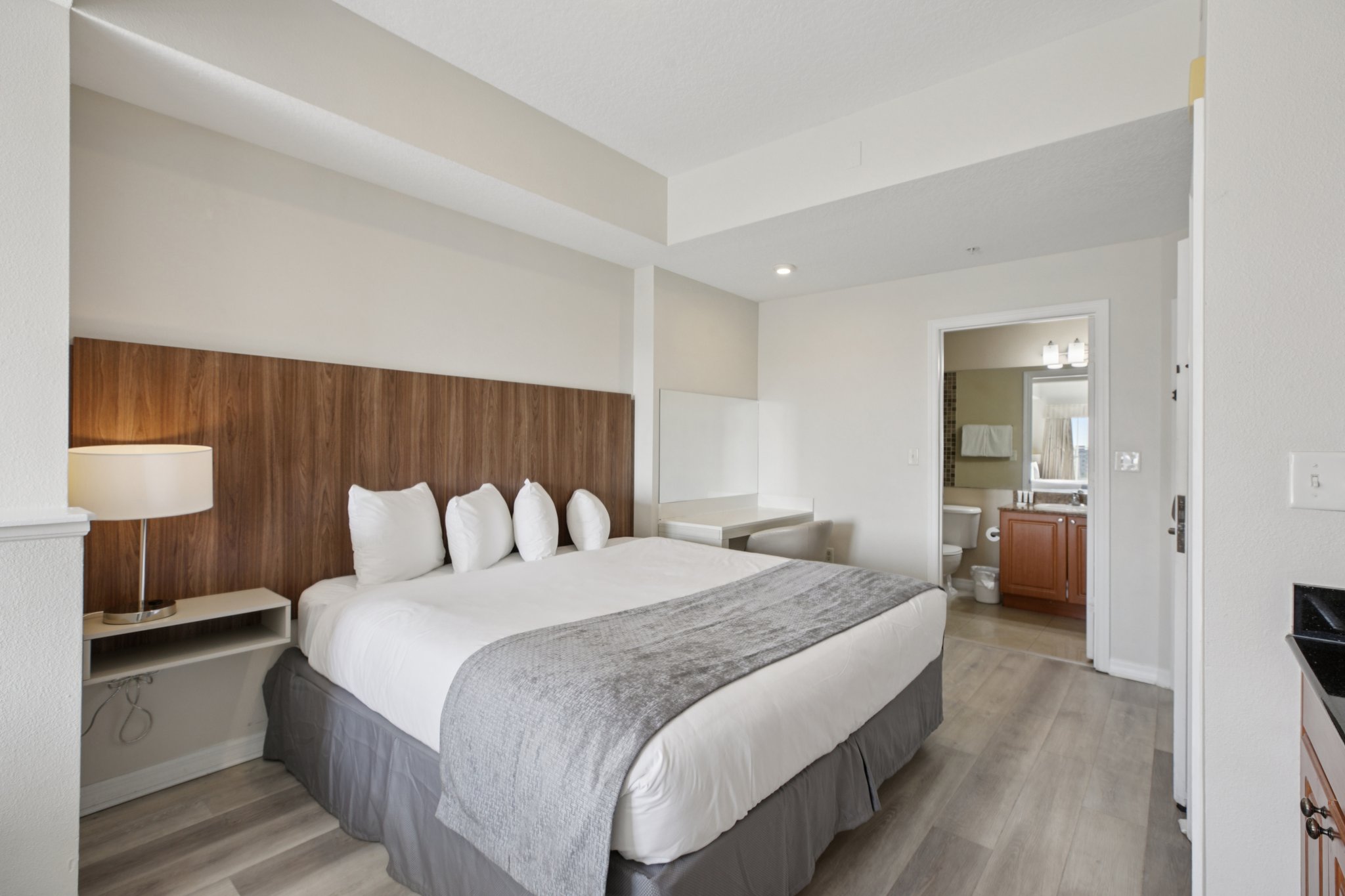 Universal Blvd 905-S2411-026.jpg