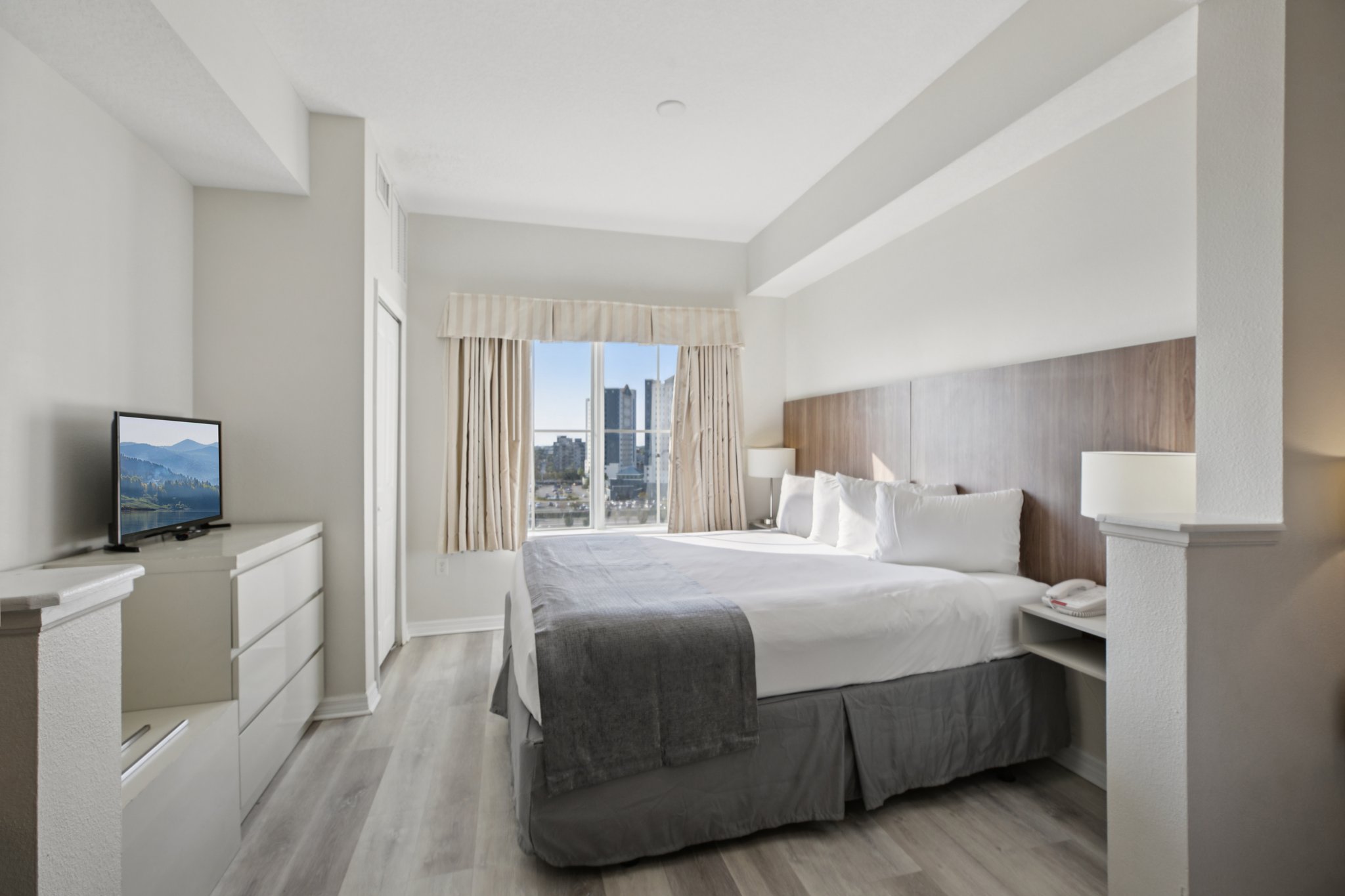 Universal Blvd 905-S2411-027.jpg