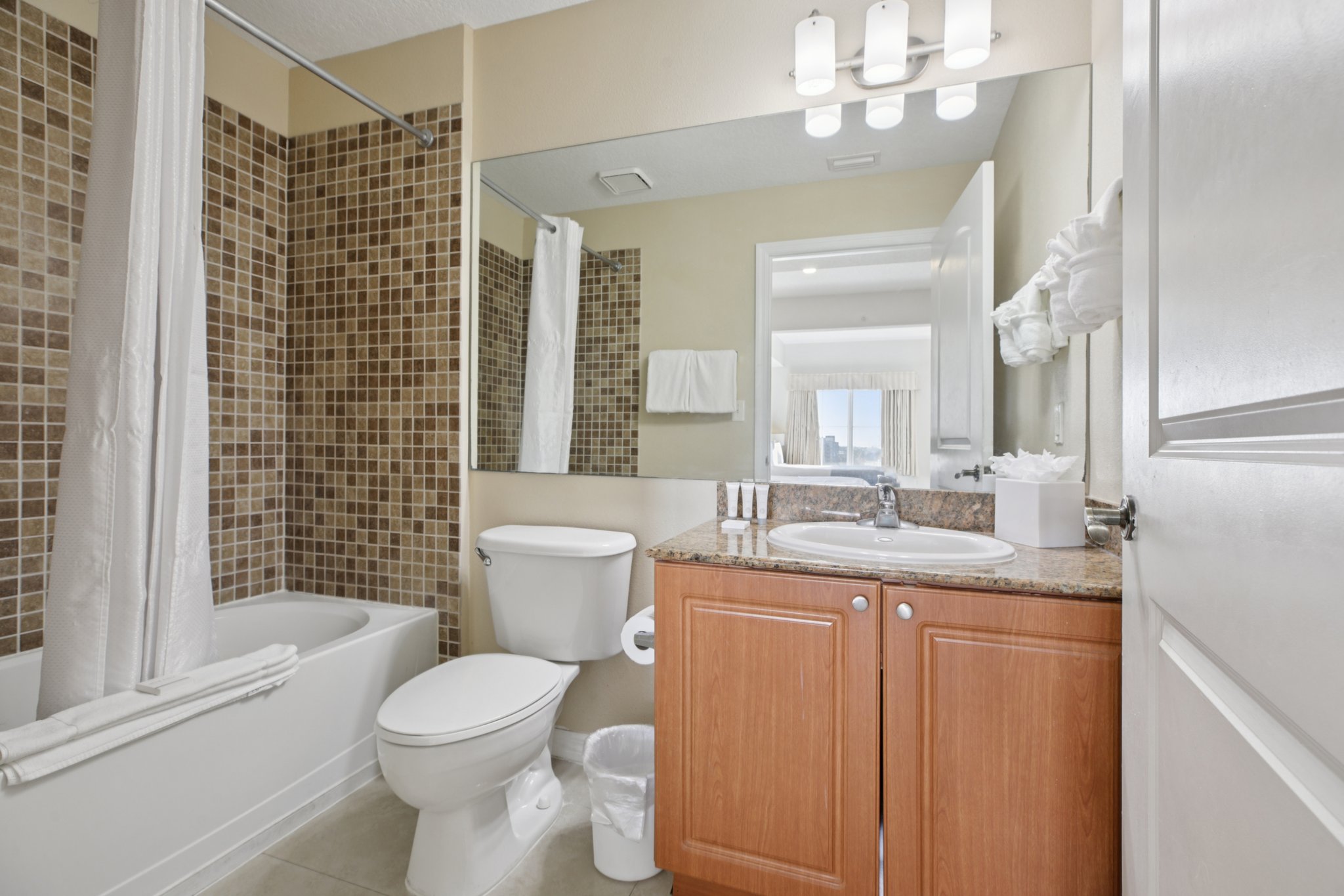 Universal Blvd 905-S2411-028.jpg