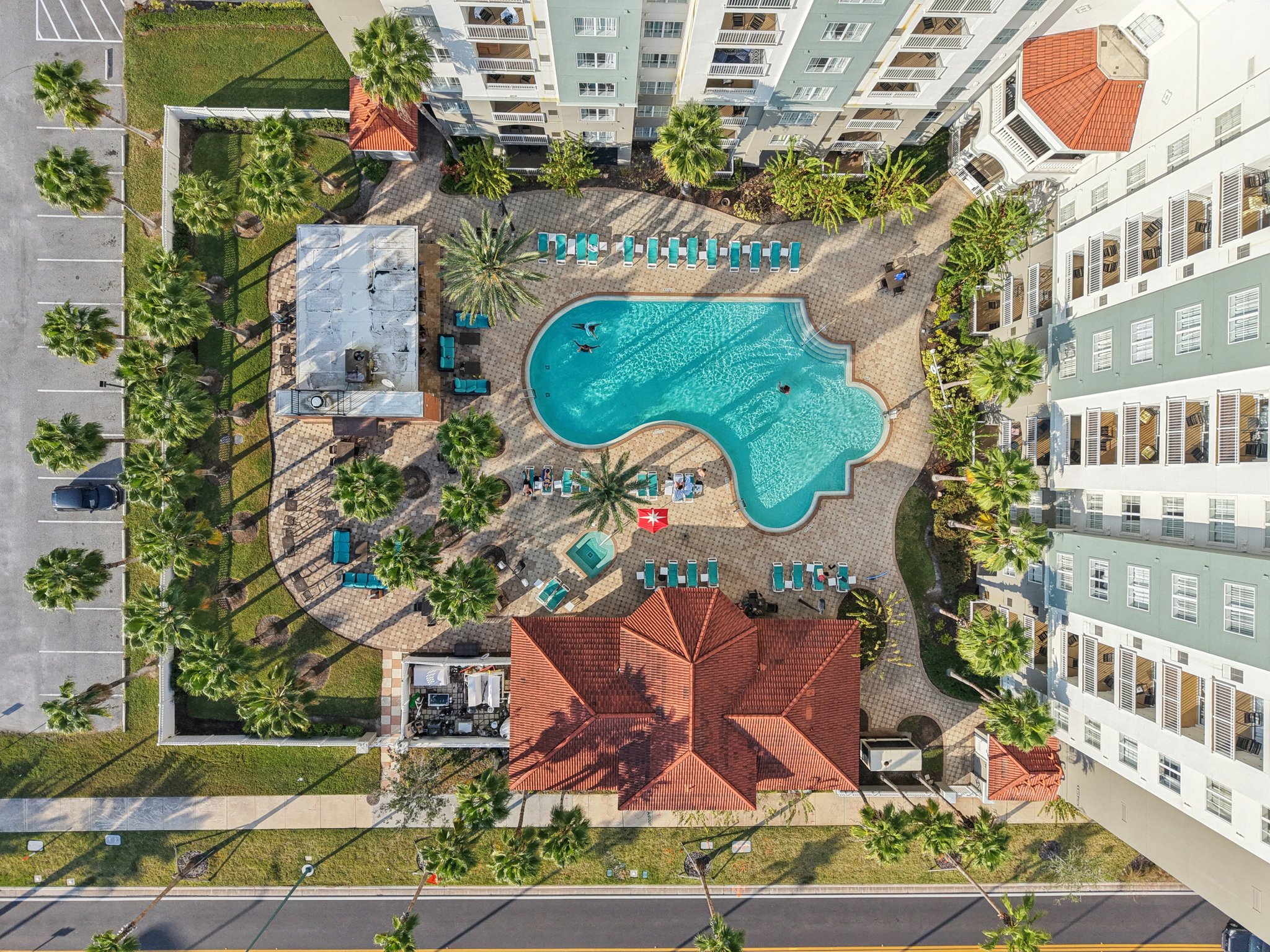 Universal Blvd 905-S2411-032.jpg