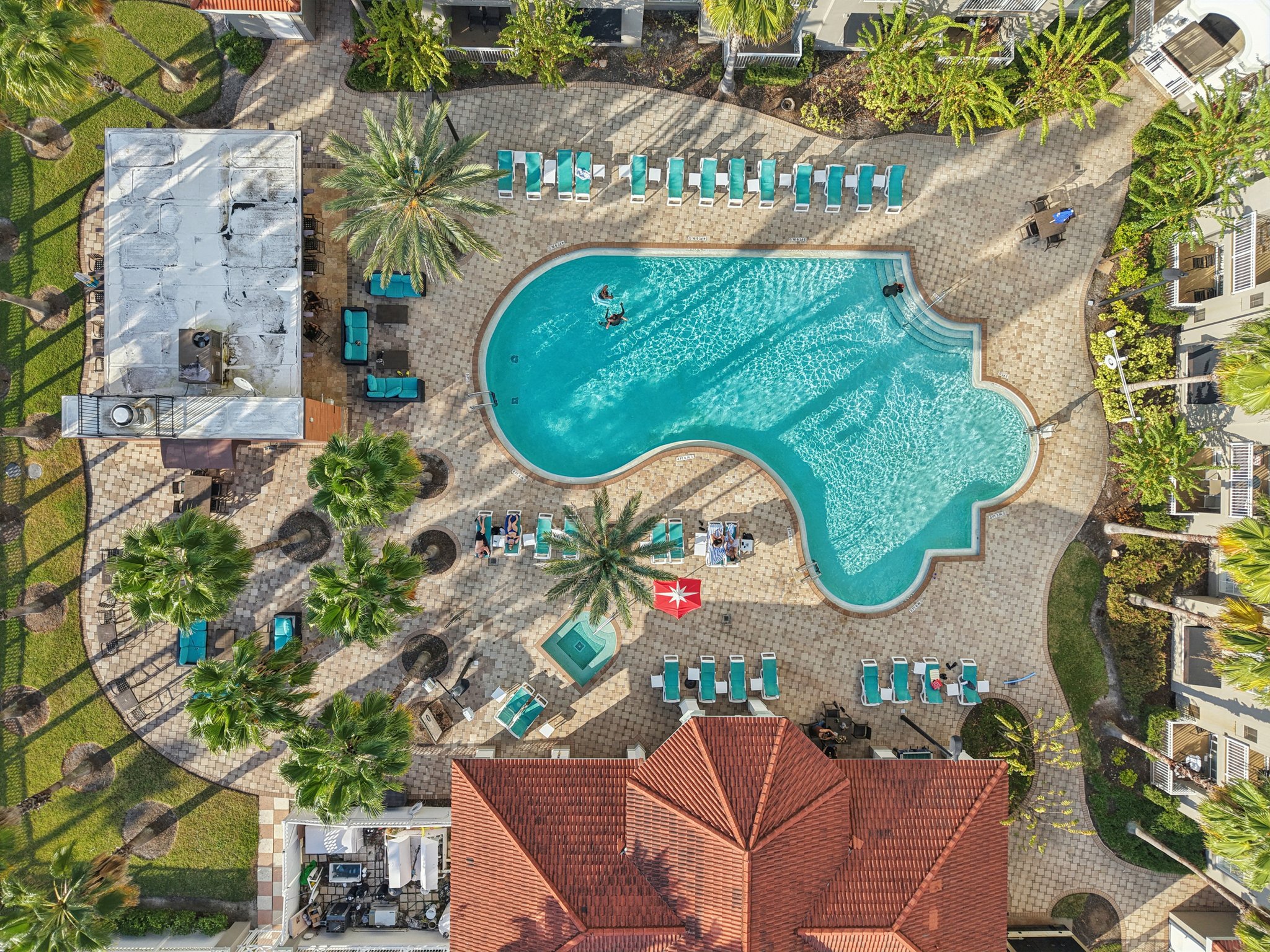 Universal Blvd 905-S2411-033.jpg