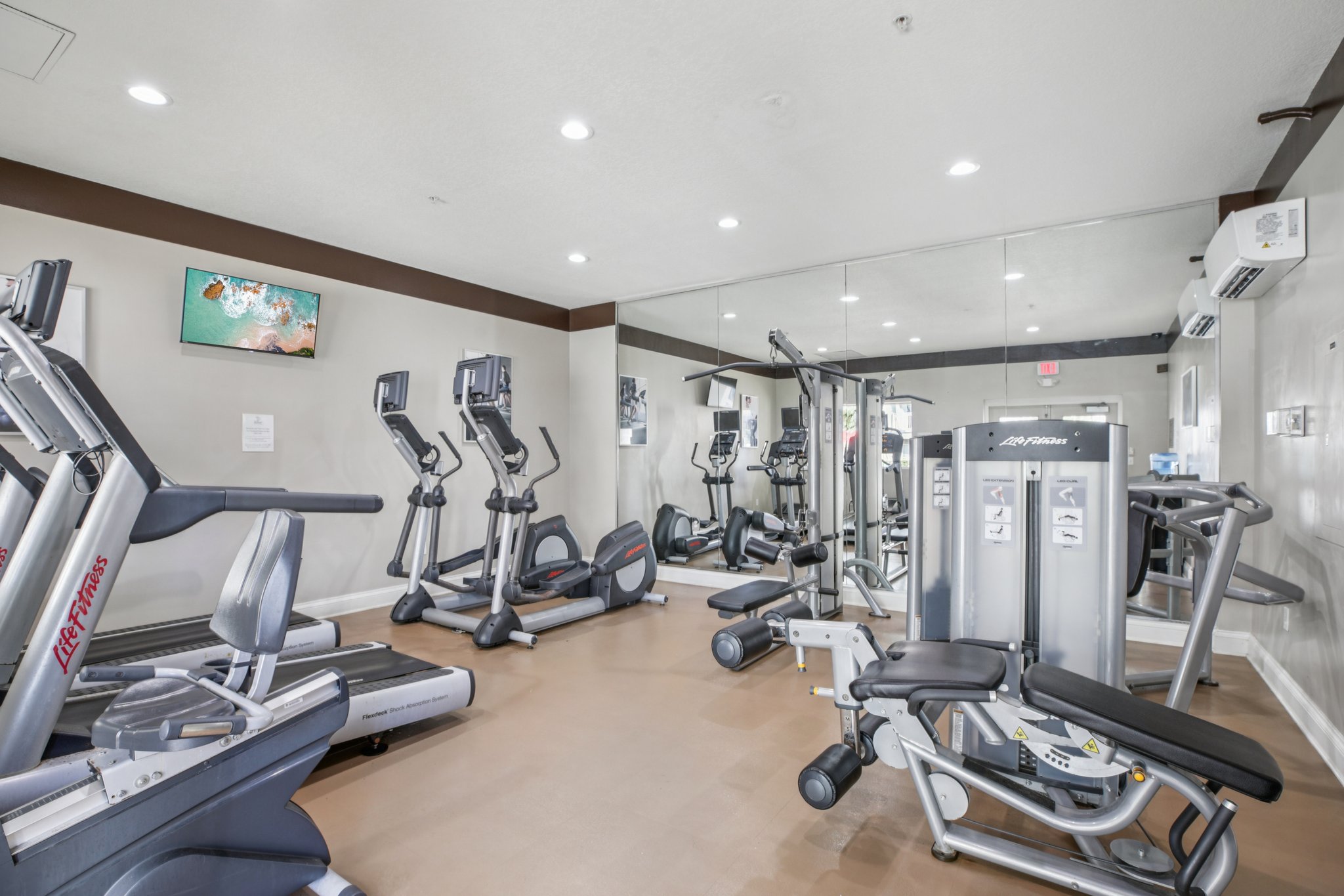 Universal Blvd 905-2411-906.jpg