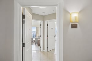 Universal Blvd 905-S2411-001.jpg