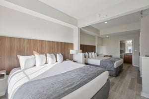 Universal Blvd 905-S2411-025.jpg