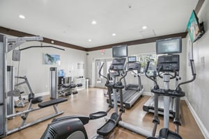 Universal Blvd 905-2411-907.jpg