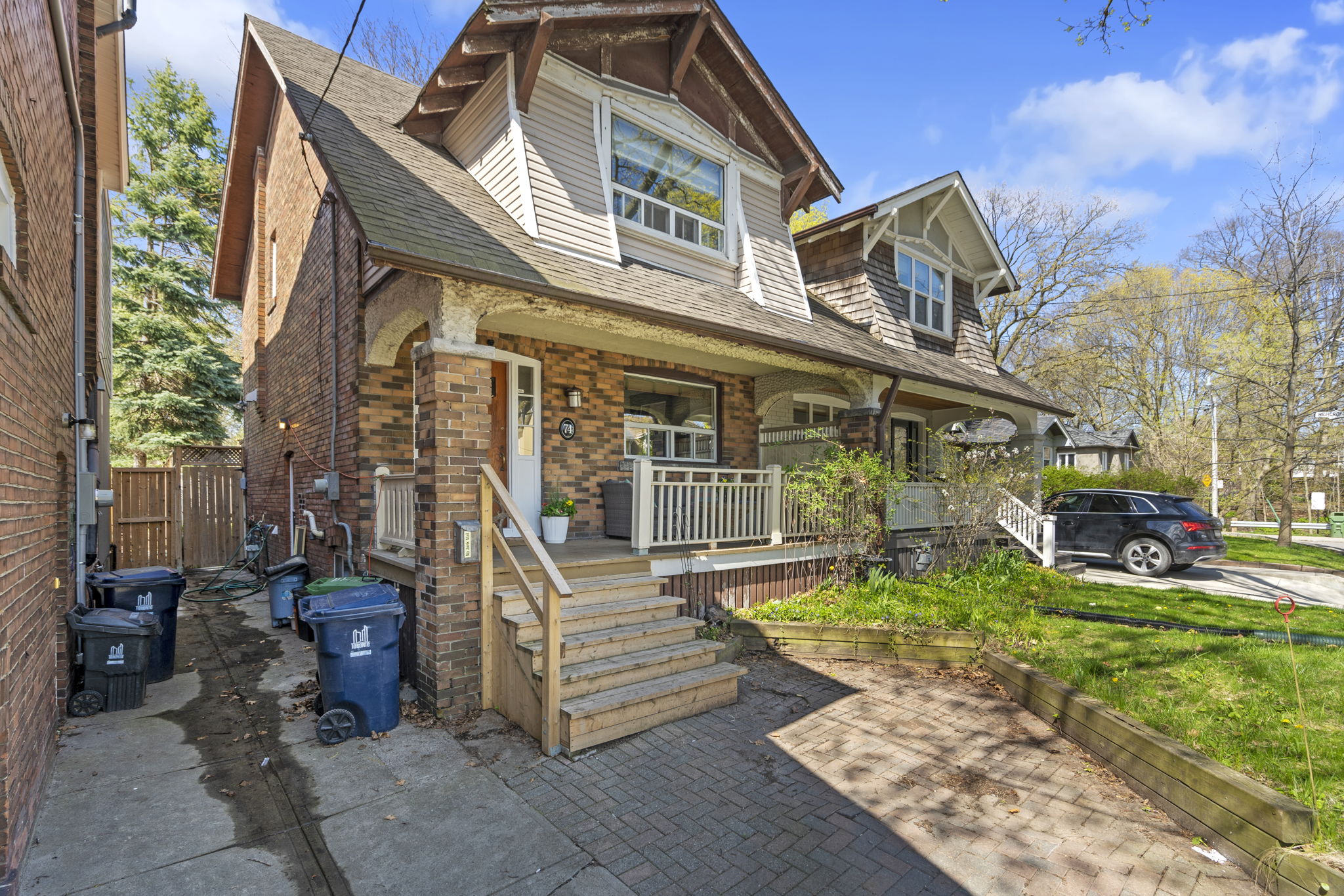 74 Cairns Ave Toronto, ON M4L 1X5