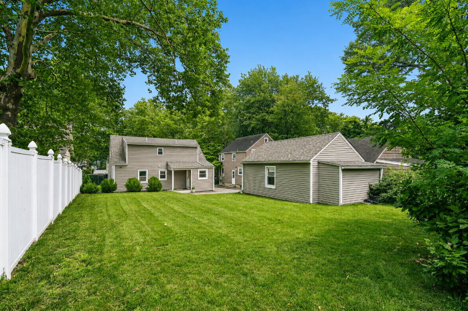 https://cdn.aryeo.com/listings/74-meisel-rd-springfield-nj-07081-26818687/resized/medium/medium-019f7cd7-3ed1-7396-a738-28d0fc2c9822.jpeg