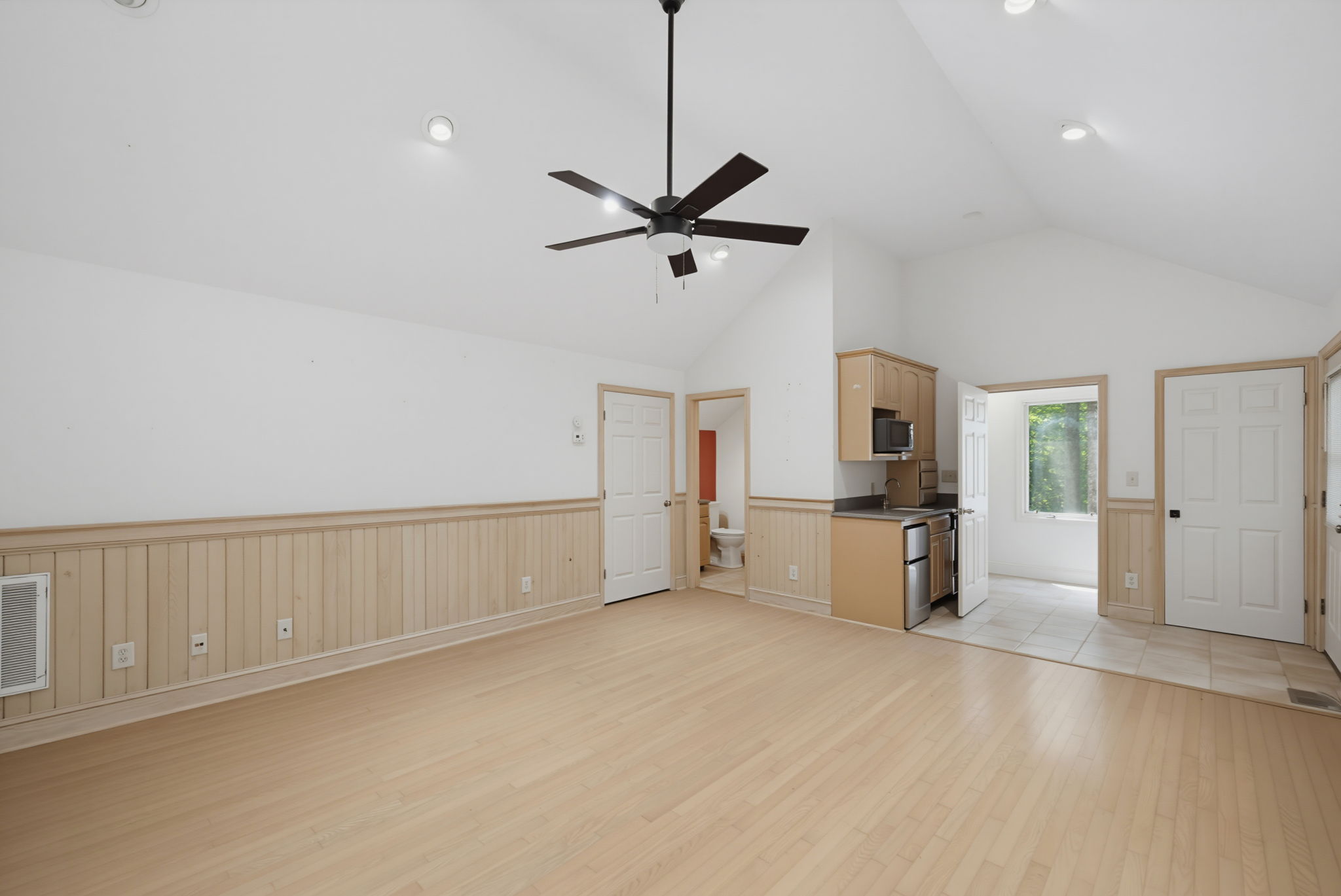 7404 Phelps Ct-23