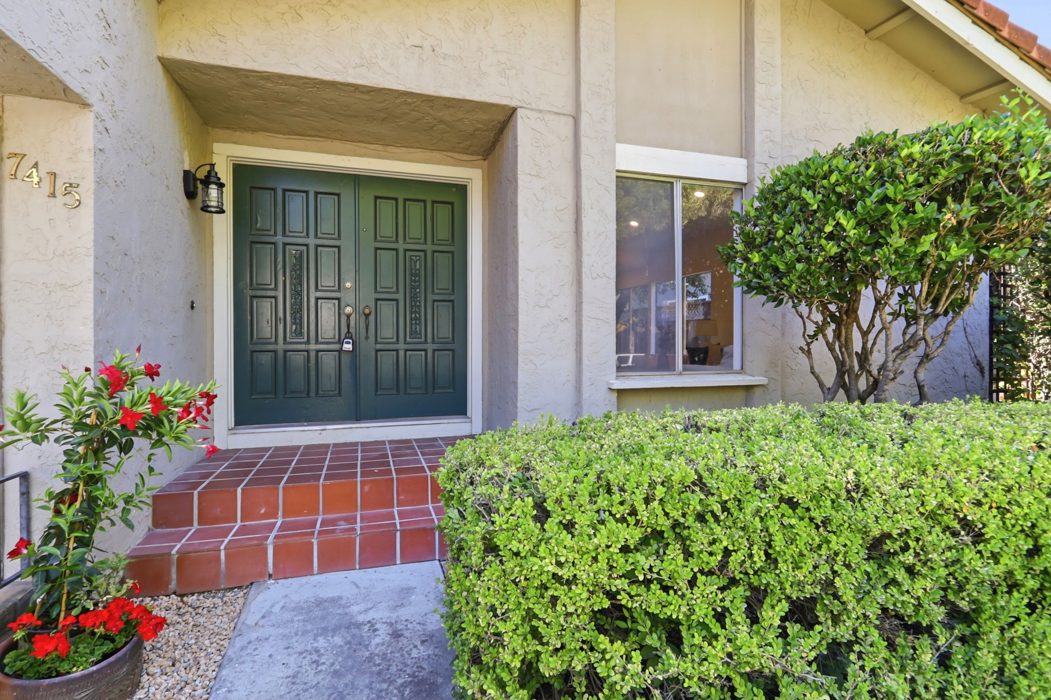 004_F8_7415 Phinney Way