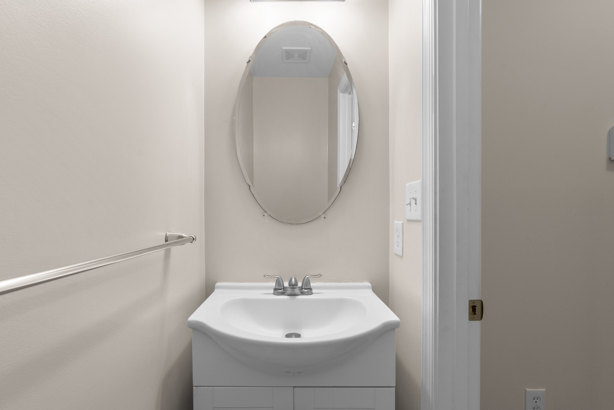 21. Main bath.jpg