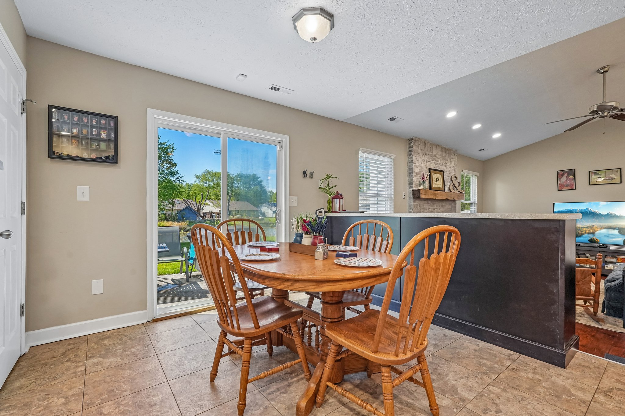 Cobblestone West Dr-S2204-013.jpg