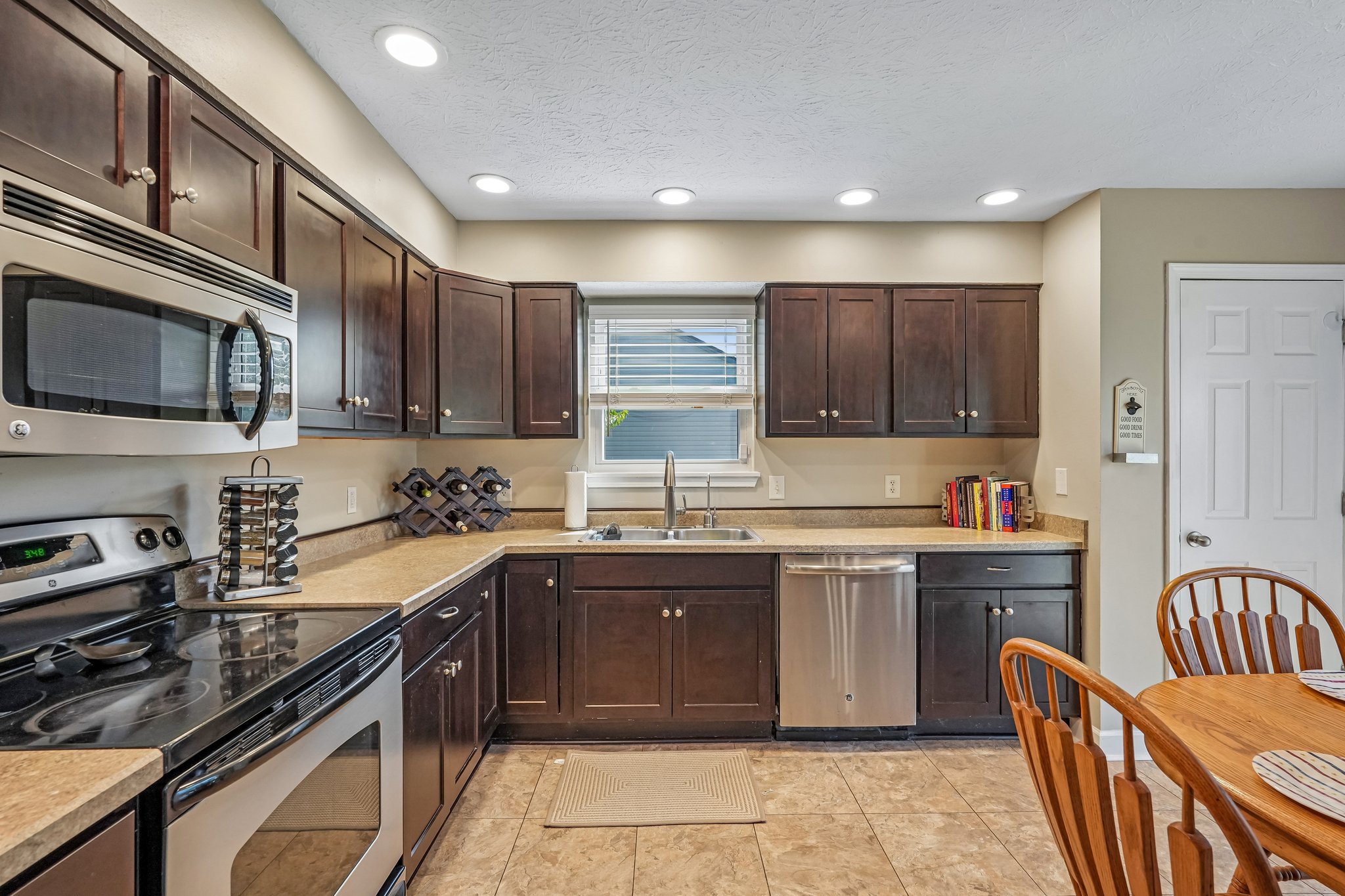 Cobblestone West Dr-S2204-017.jpg