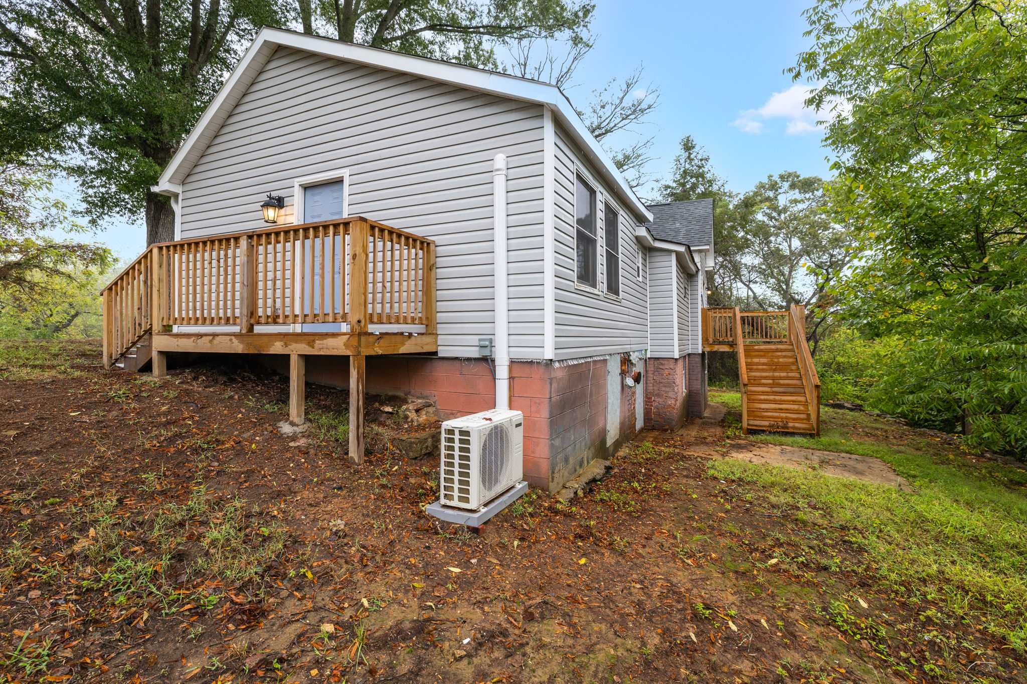 744 Caleb St-27