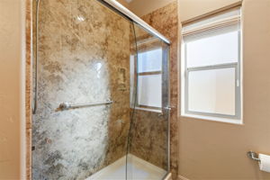 Bathroom 2 (2)
