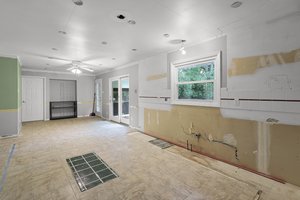 Kitchen & Breakfast Area