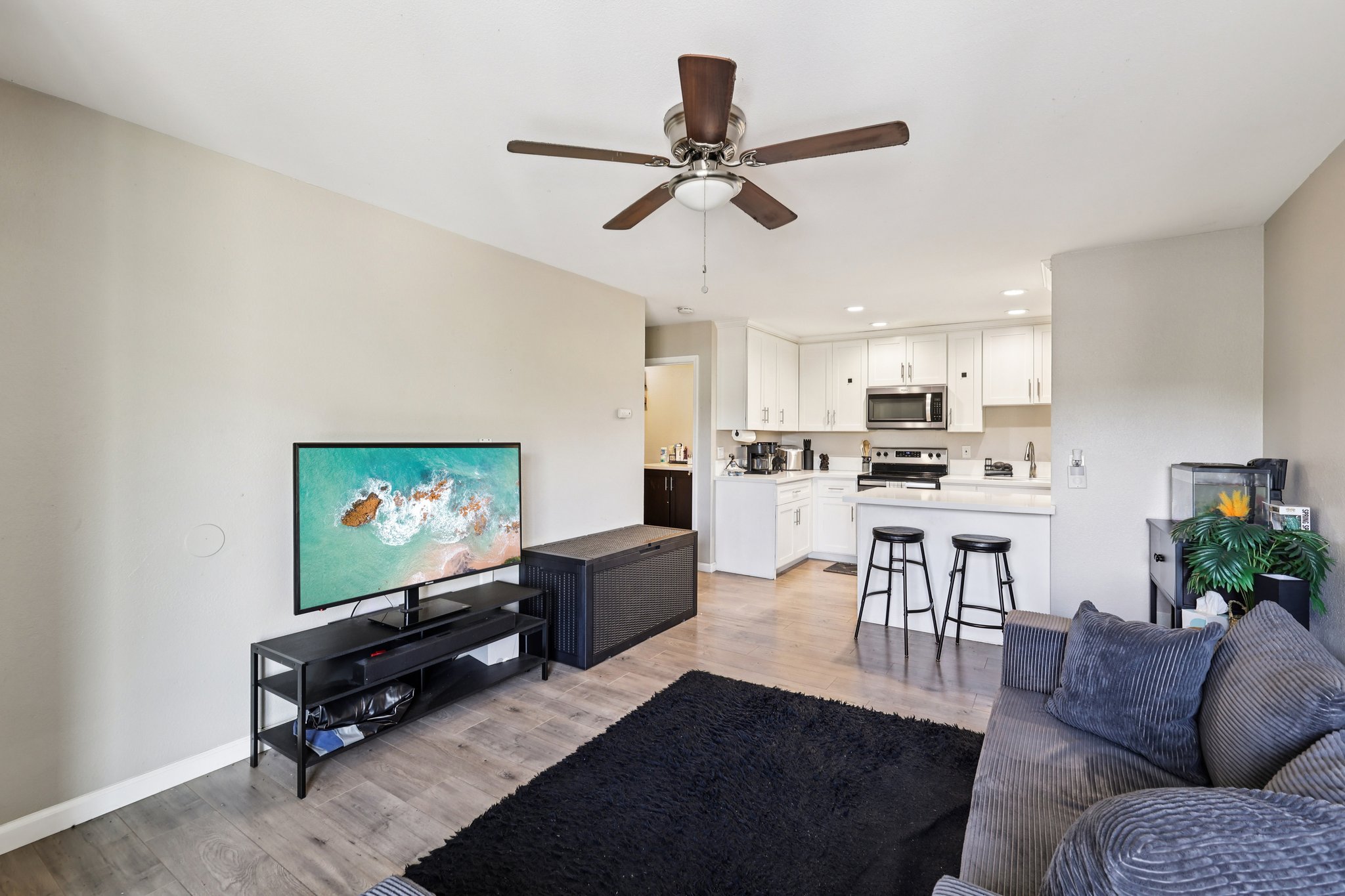 E Bradley Ave 54-S1703-009.jpg